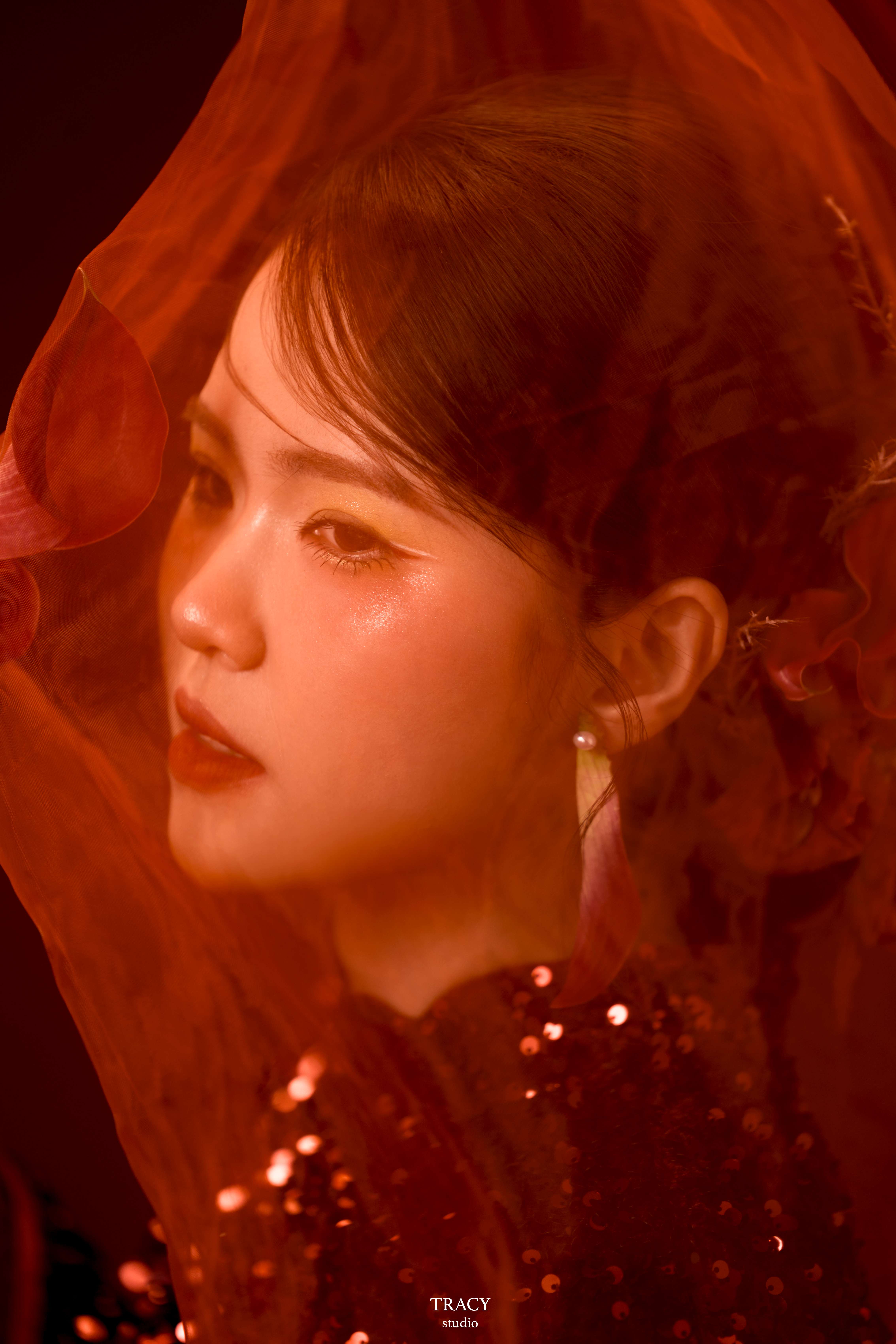 frontend/img/gallery/anh-tet-yem-ao-dai/tracy-studio-chup-concept-ao-dai-lap-lanh (8).jpg